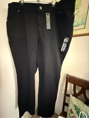 Lee Plus Relaxed Fit Straight Leg Mid Rise Jeans. NWT. Size 22W/ Long.
